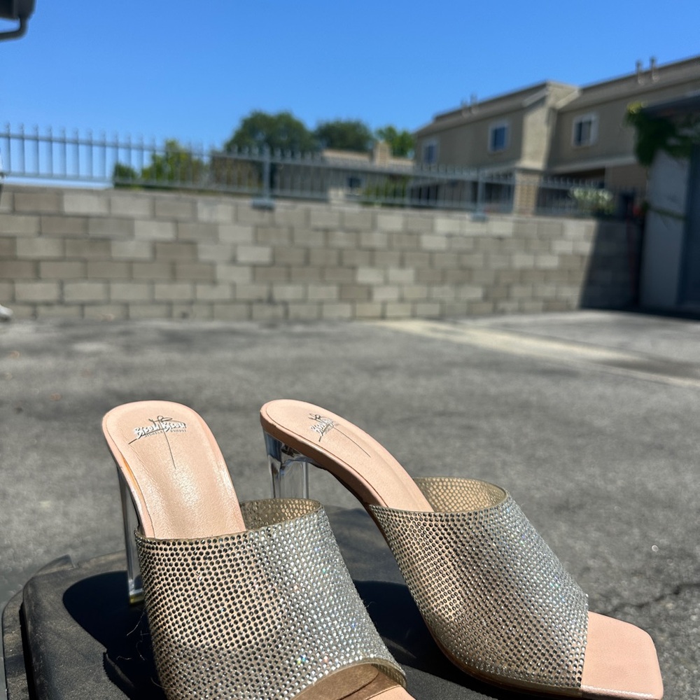 Source Unknown Silver Heels with Sophisticated Metallic Finish